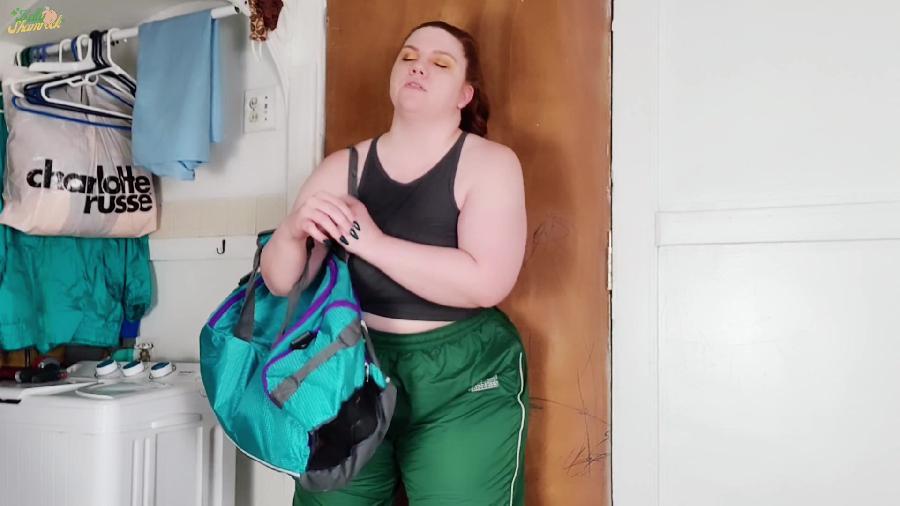 Kelly Shamrock Holding It In